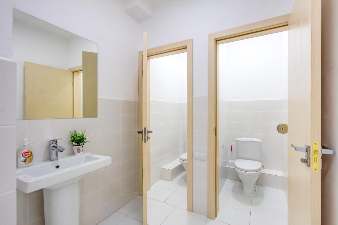 White Hotel & Hostel Бішкек Екстер'єр фото