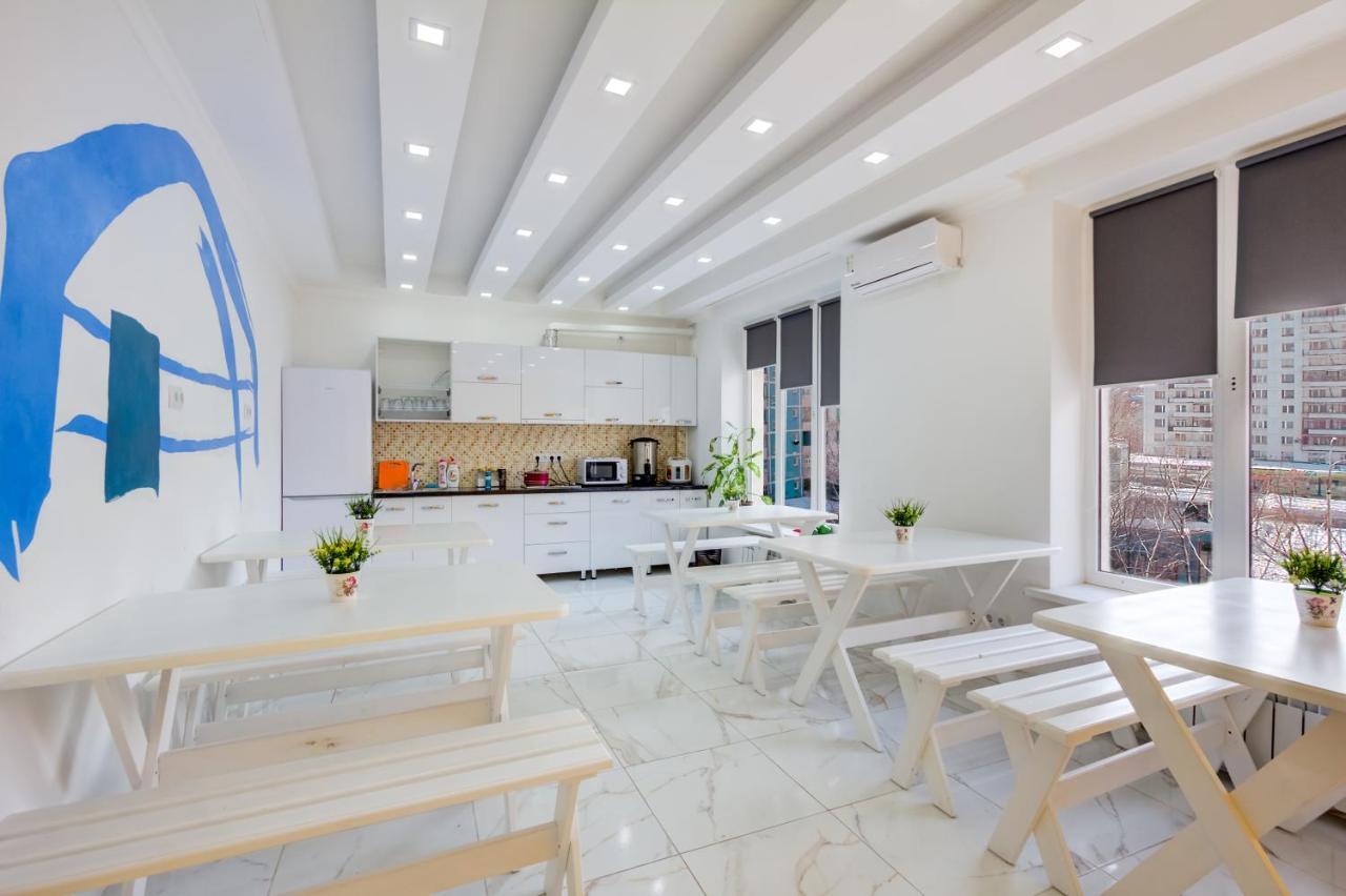 White Hotel & Hostel Бішкек Екстер'єр фото